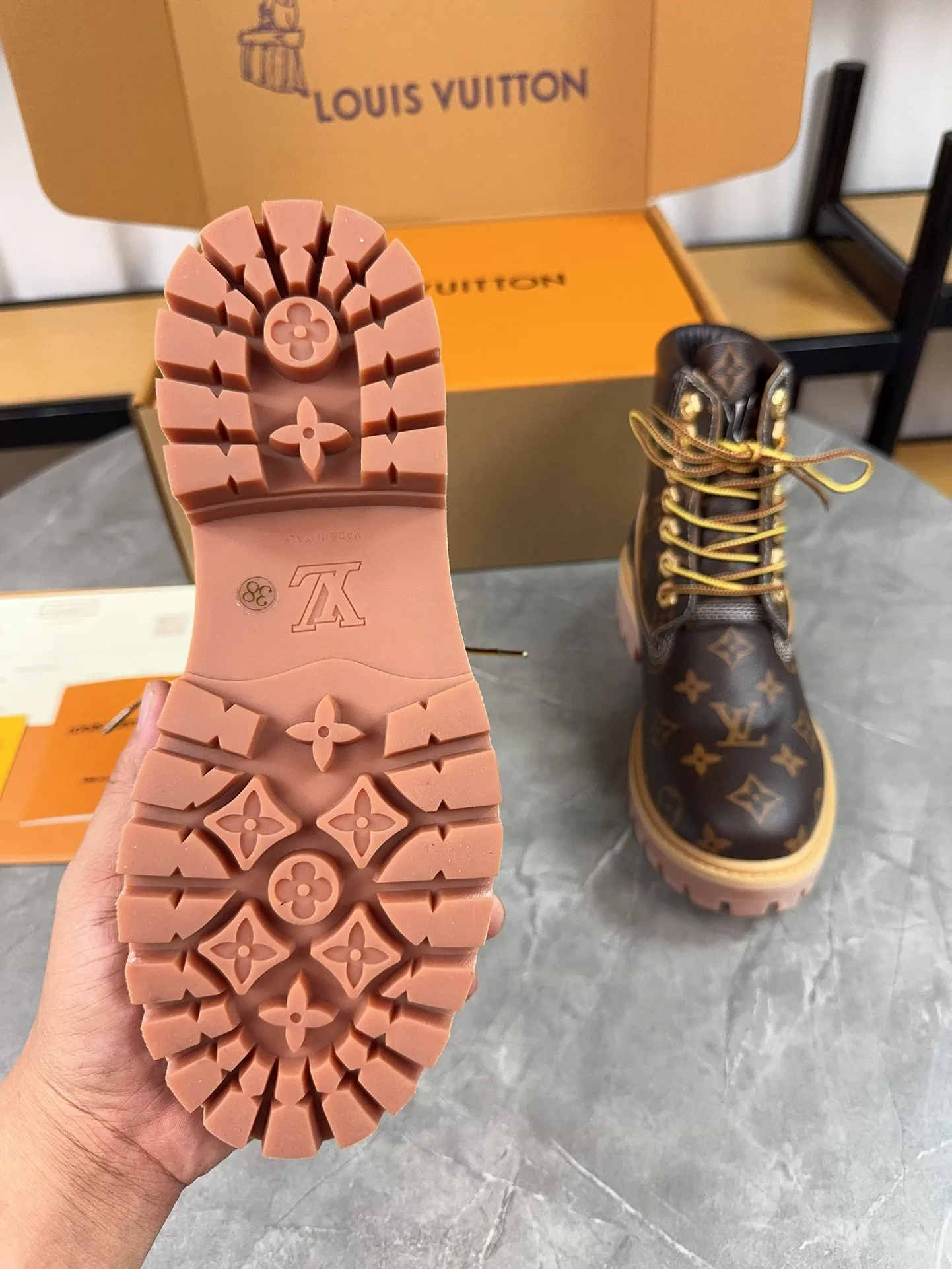 Couple model 💰700 ❤️Top version: Couple model LV x Timberland Timberland joint model Presbyopia Embossed Rhubarb boots Ankle boots Short boots LV x Timberland ankle boots are made of Monogram embossed waterproof nubuck cow leather, relying on the brand's exquisite craftsmanship to carefully reshape the classic Timberland 6-inch boot shape in Italy, and make an eye-catching appearance in 2024 created by Pharrell Williams with American workwear style Autumn and winter menswear show. Monogram embossed tongue, original Timberland laces and outsole are exquisite details, and the leather label expresses the cooperation logo. Exquisite packaging at the delivery counter🛍📦 ▪️Material: Original customized imported first-layer cowhide ▪️Inner lining: Original customized leather lining/mesh lining ▪️Outsole: Original molded anti-slip rubber material ▪️Sole thickness: 3.5CM ▪️Size: Women's 35-40 Men's 39-46